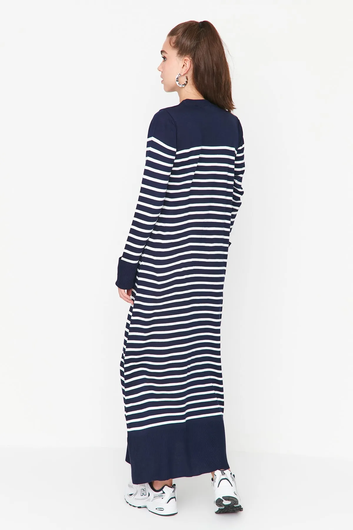 Trendyol Modest  Marineblaues gestreiftes Strickkleid mit Rundhalsausschnitt TCTAW23EB00012