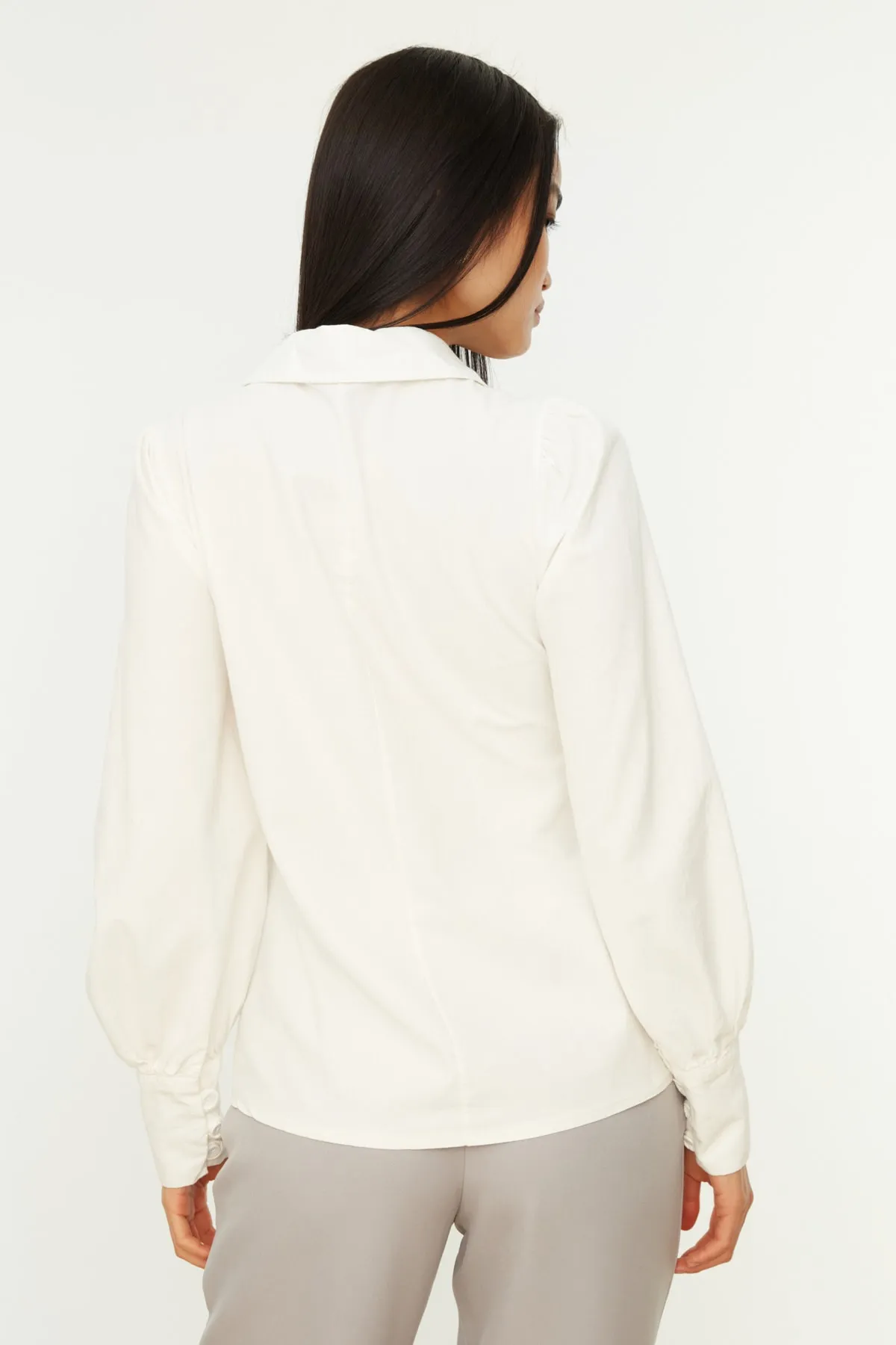 Trendyol Collection  Weißes Hemd mit Ballonärmeln aus Baumwolle - Regular Fit TWOSS20GO0065