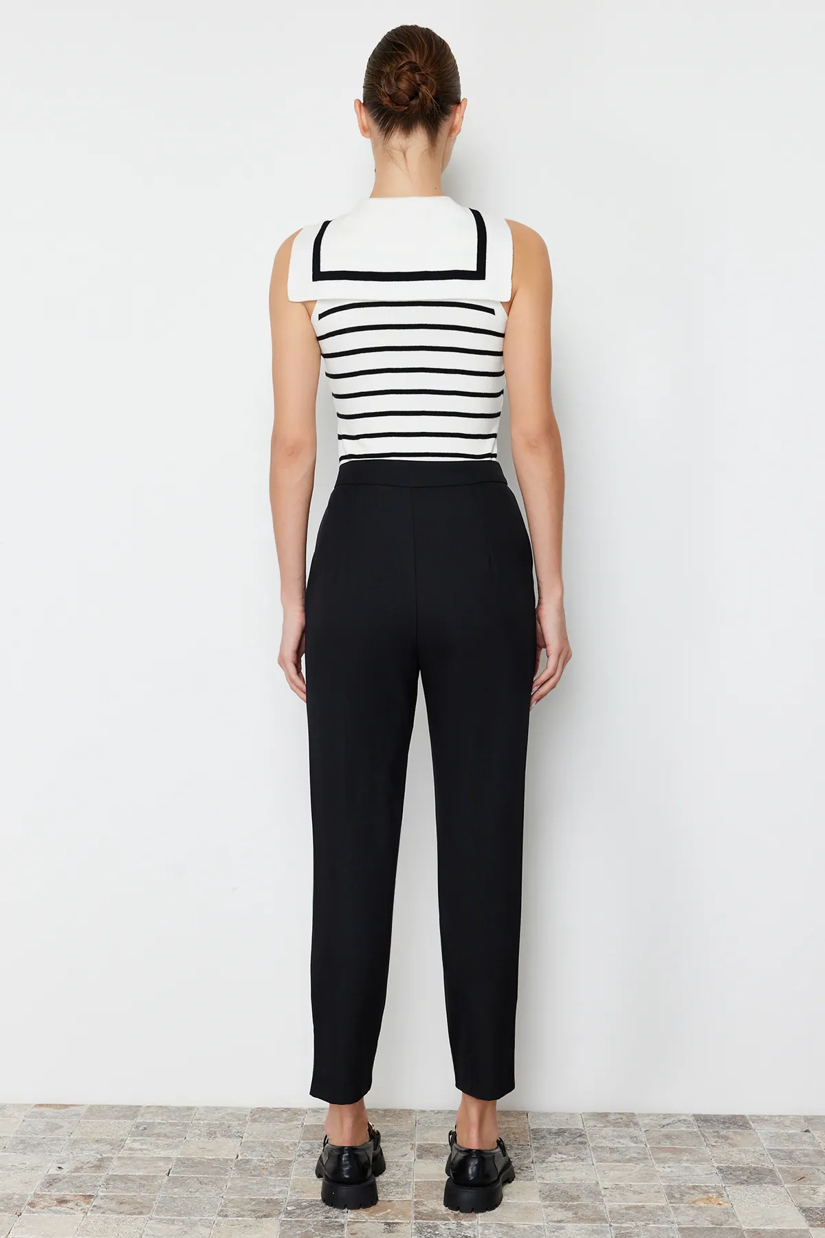Trendyol Collection  Schwarze karottengewebte Hose TWOSS24PL00085