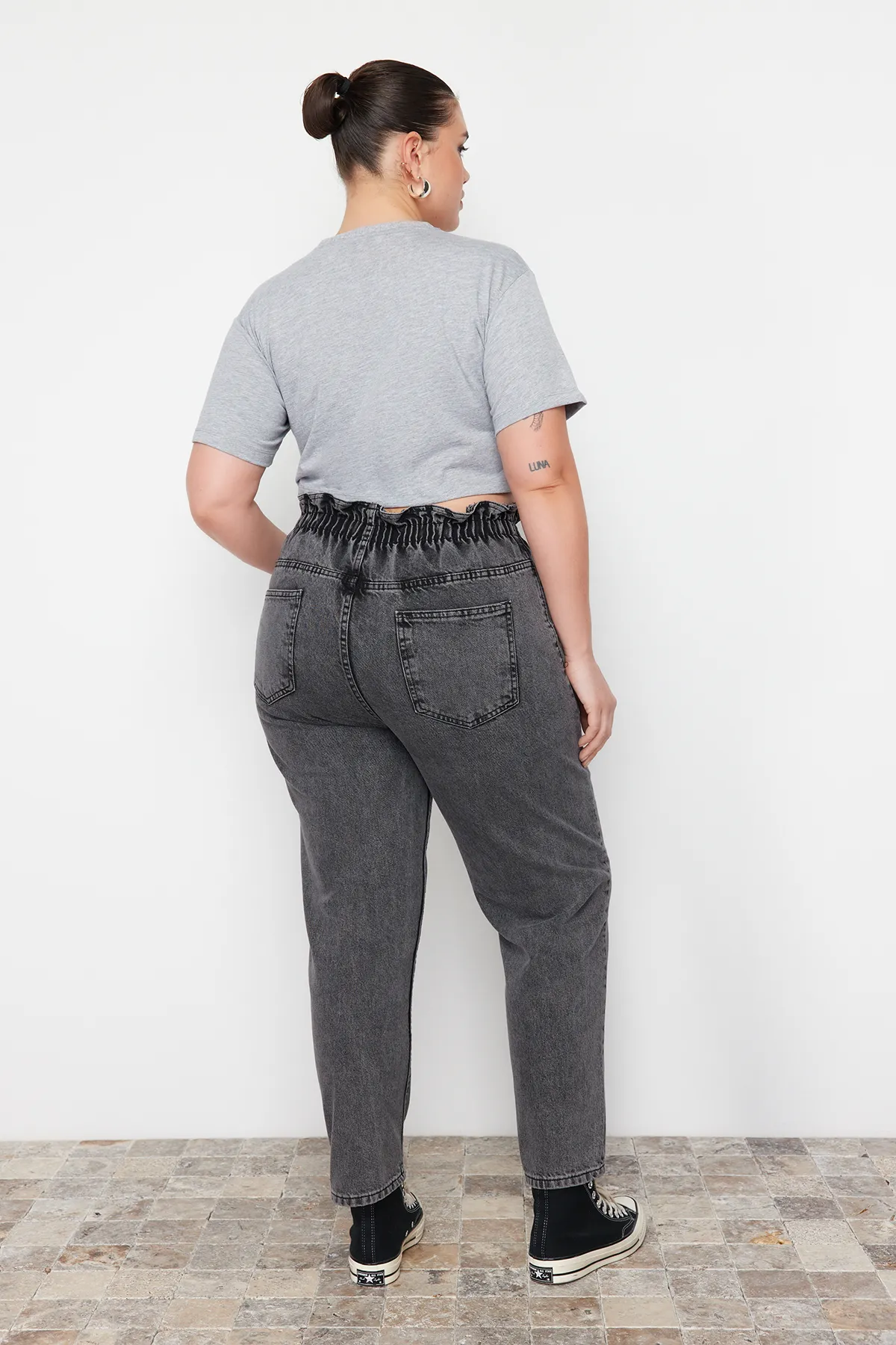 Trendyol Curve  Graue Mom-Jeans mit hoher Taille und elastischem Bund TBBAW23JE00002