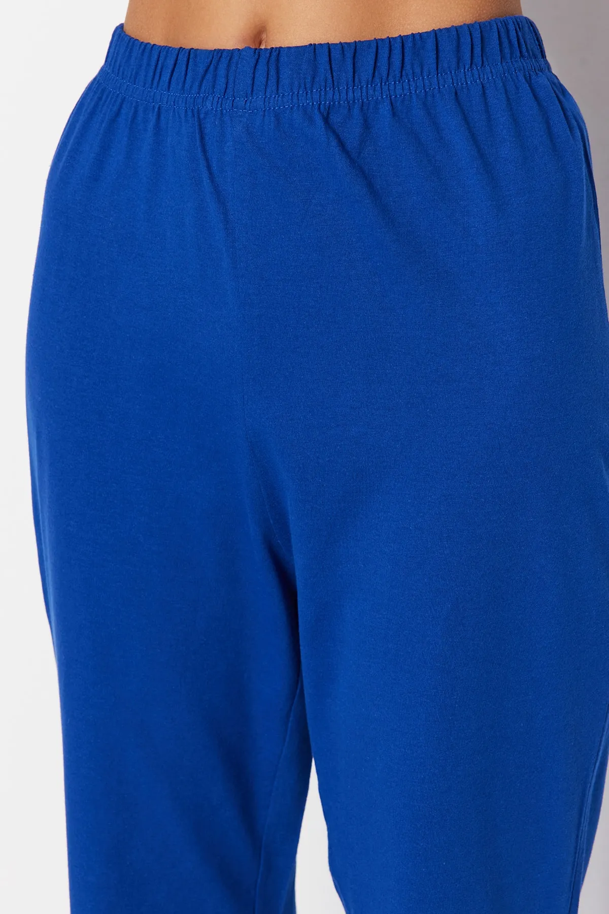 Trendyol Collection  Marineblaues Pyjama-Set aus T-Shirt und Hose aus 100 % Baumwolle mit Kirschen-Aufdruck THMSS23PT00134