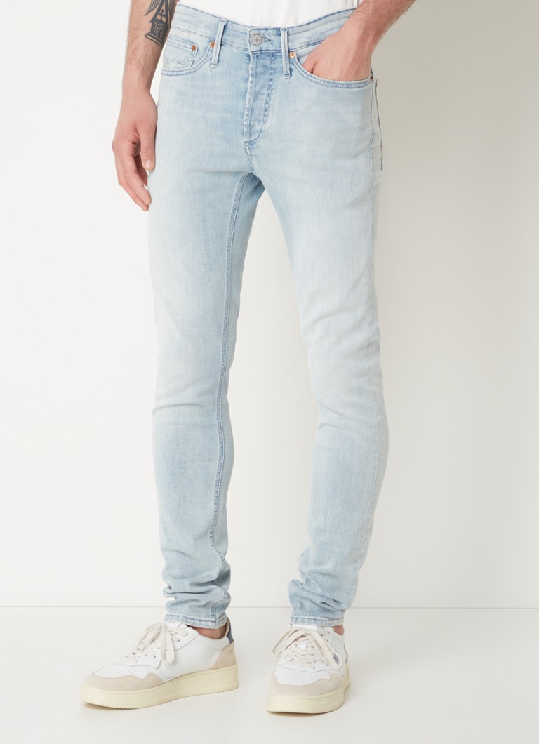 Calça jeans skinny Denham Bolt com lavagem clara e bolsos laterais.