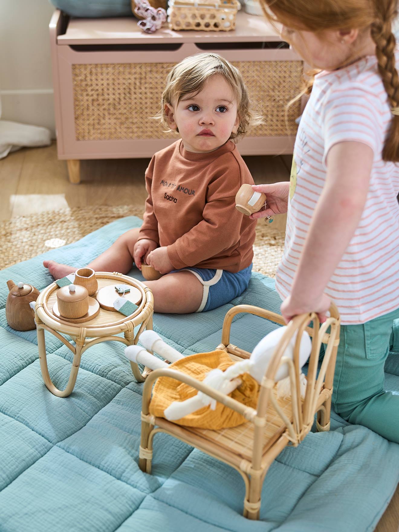Chaise + table poupon en rotin beige