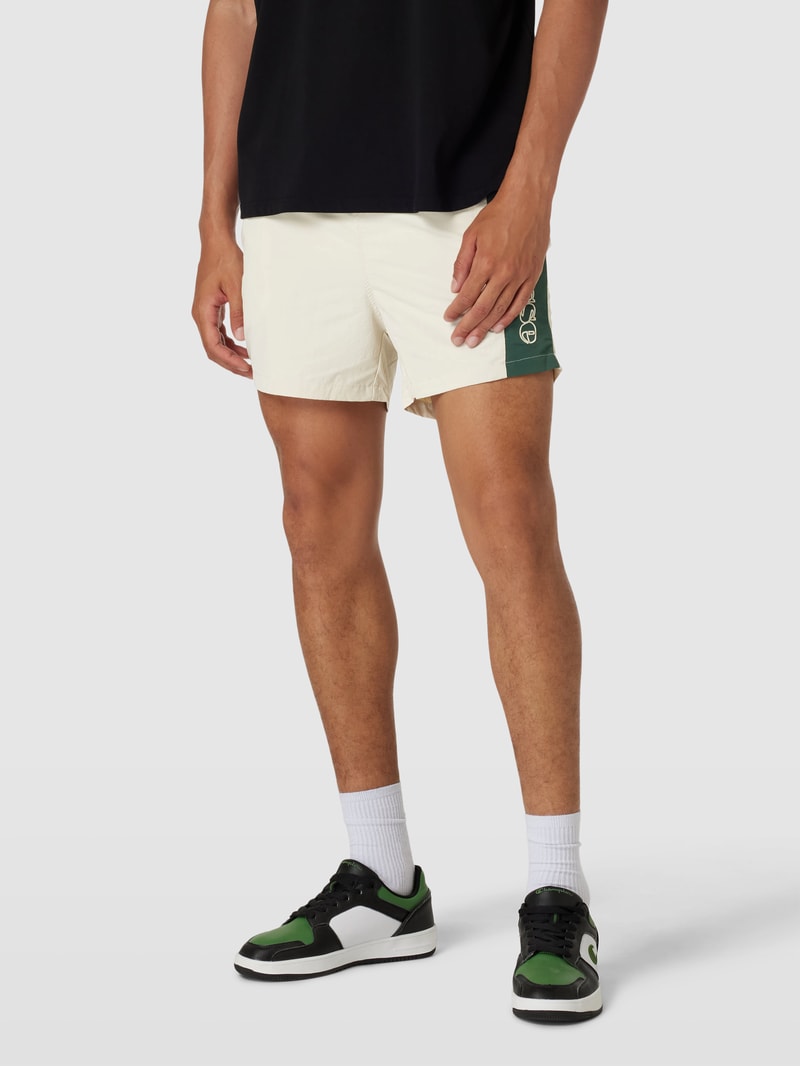 Shorts mit seitlichen Eingrifftaschen in beige