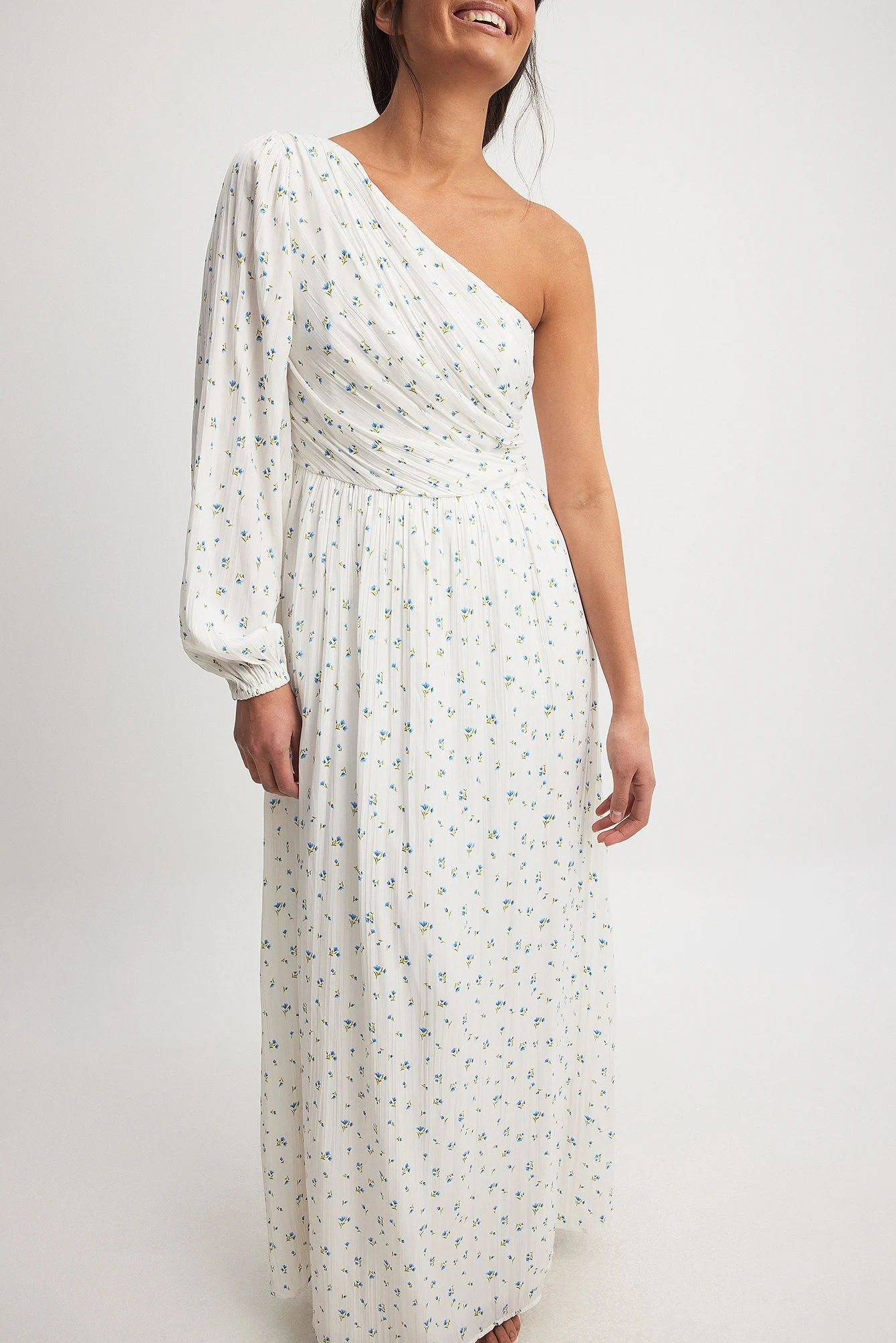 Maxikleid mit einem Ballonärmel
