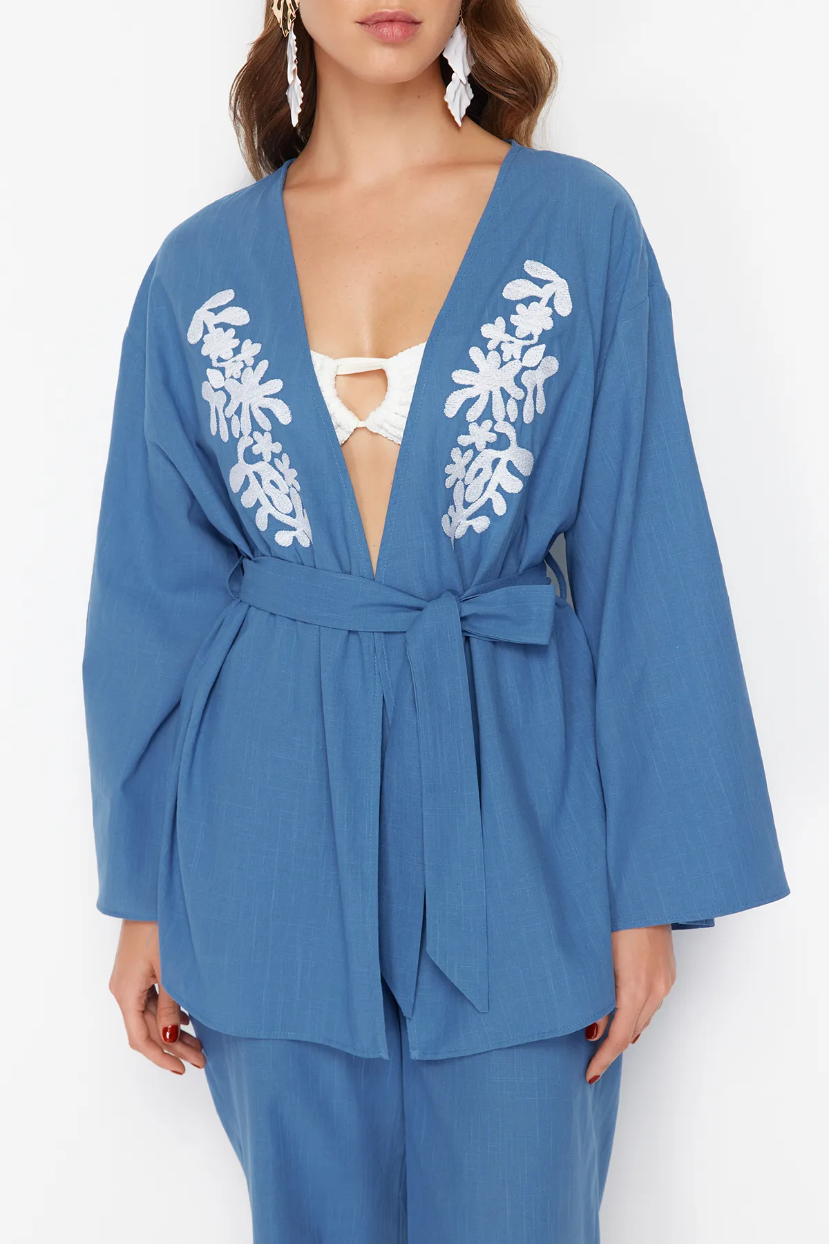 Trendyol Collection  Blaues, gewebtes, besticktes Kimono-Hosen-Set mit Gürtel TBESS24AU00071