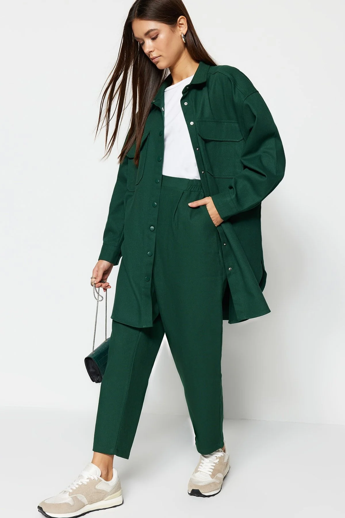 Trendyol Modest  Dunkelgrüner, gewebter Anzug aus Hemd und Hose mit Taschen und Druckknöpfen TCTAW22US0013