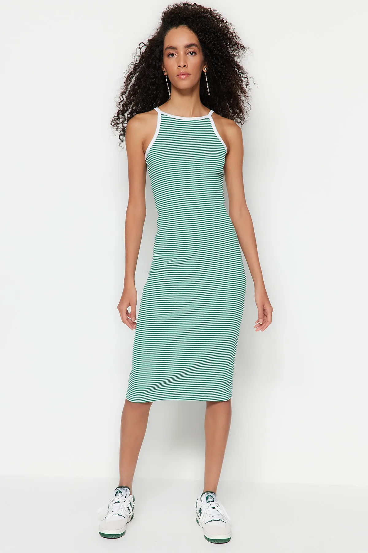 Trendyol Collection  Grün gestreiftes, figurbetontes Neckholder-Midikleid mit geripptem Stretch-Strick TWOSS23EL00356