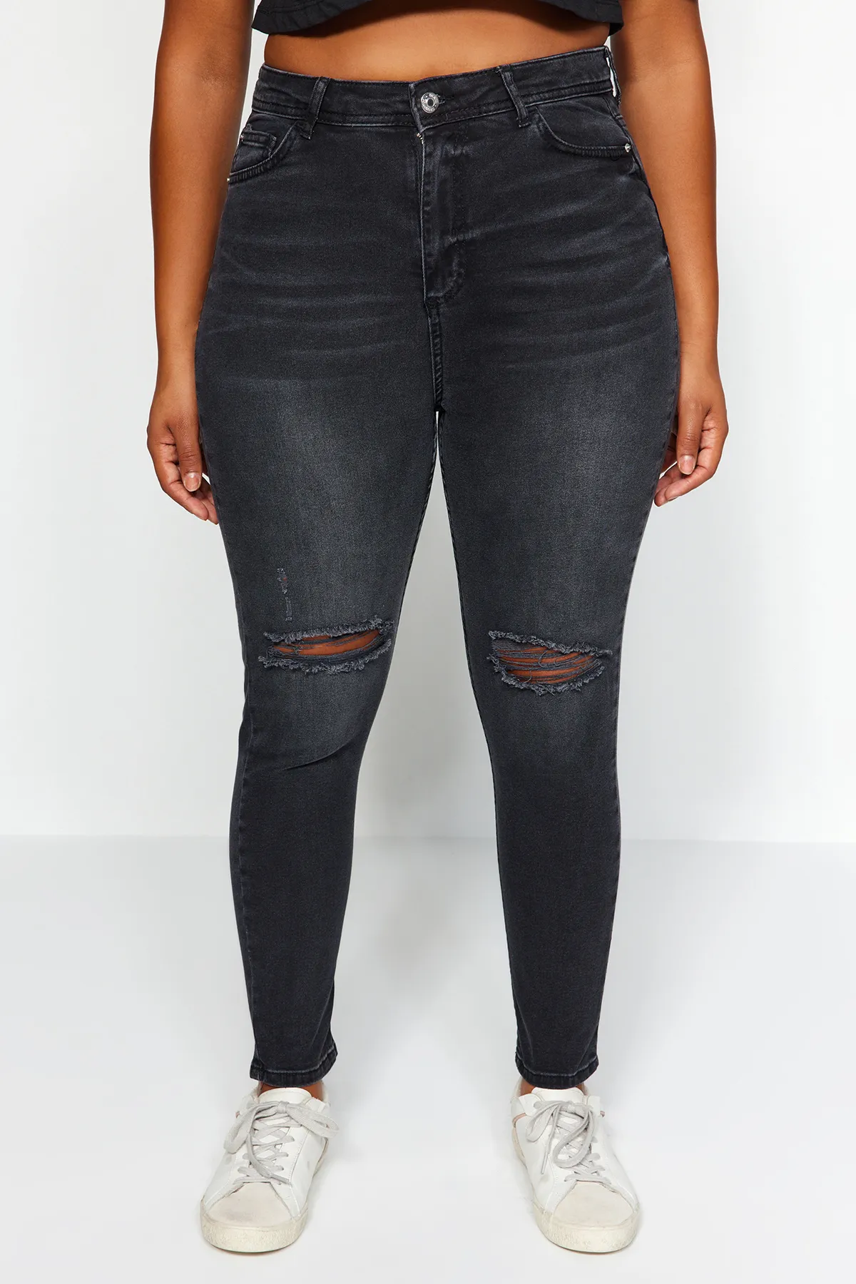 Trendyol Curve  Schwarze, dehnbare Skinny-Jeans mit hoher Taille und Destroy-Details TBBSS23CJ00014
