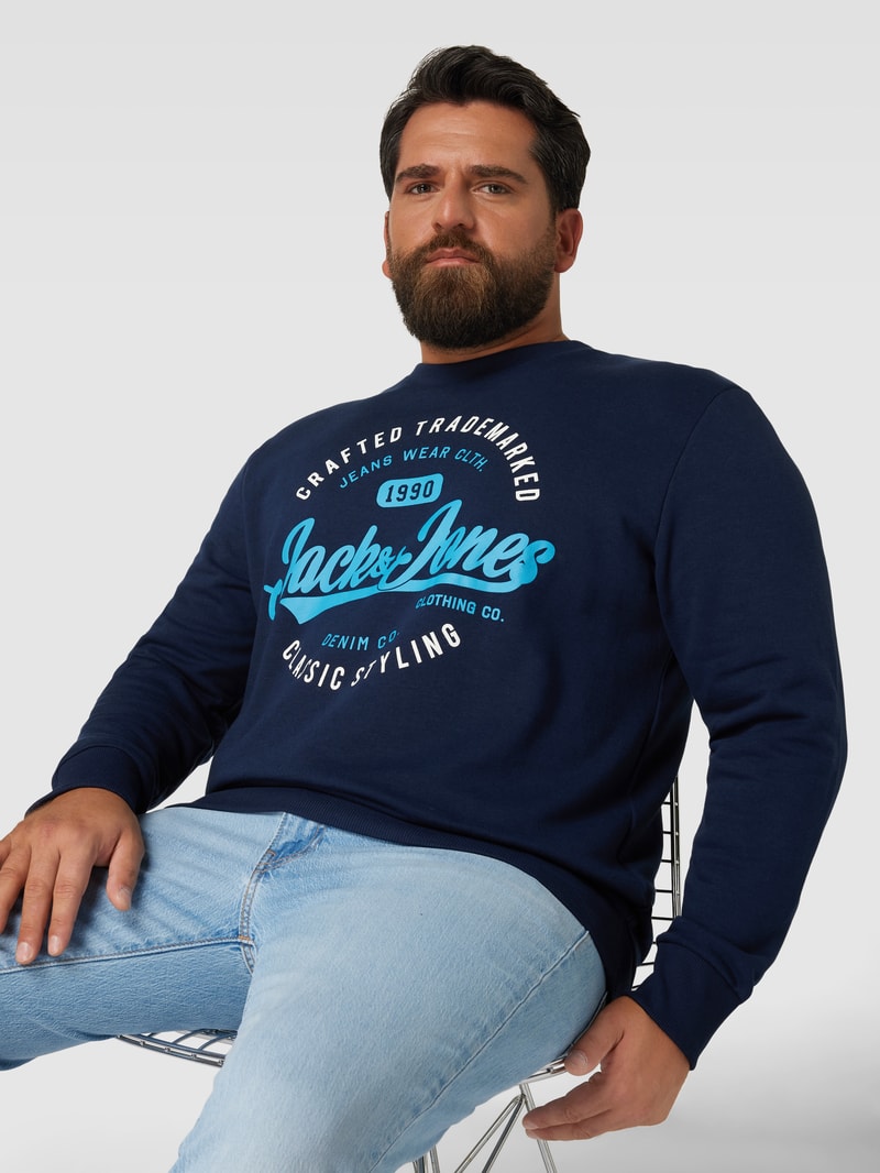 PLUS SIZE Sweatshirt mit Label-Print in marineblau