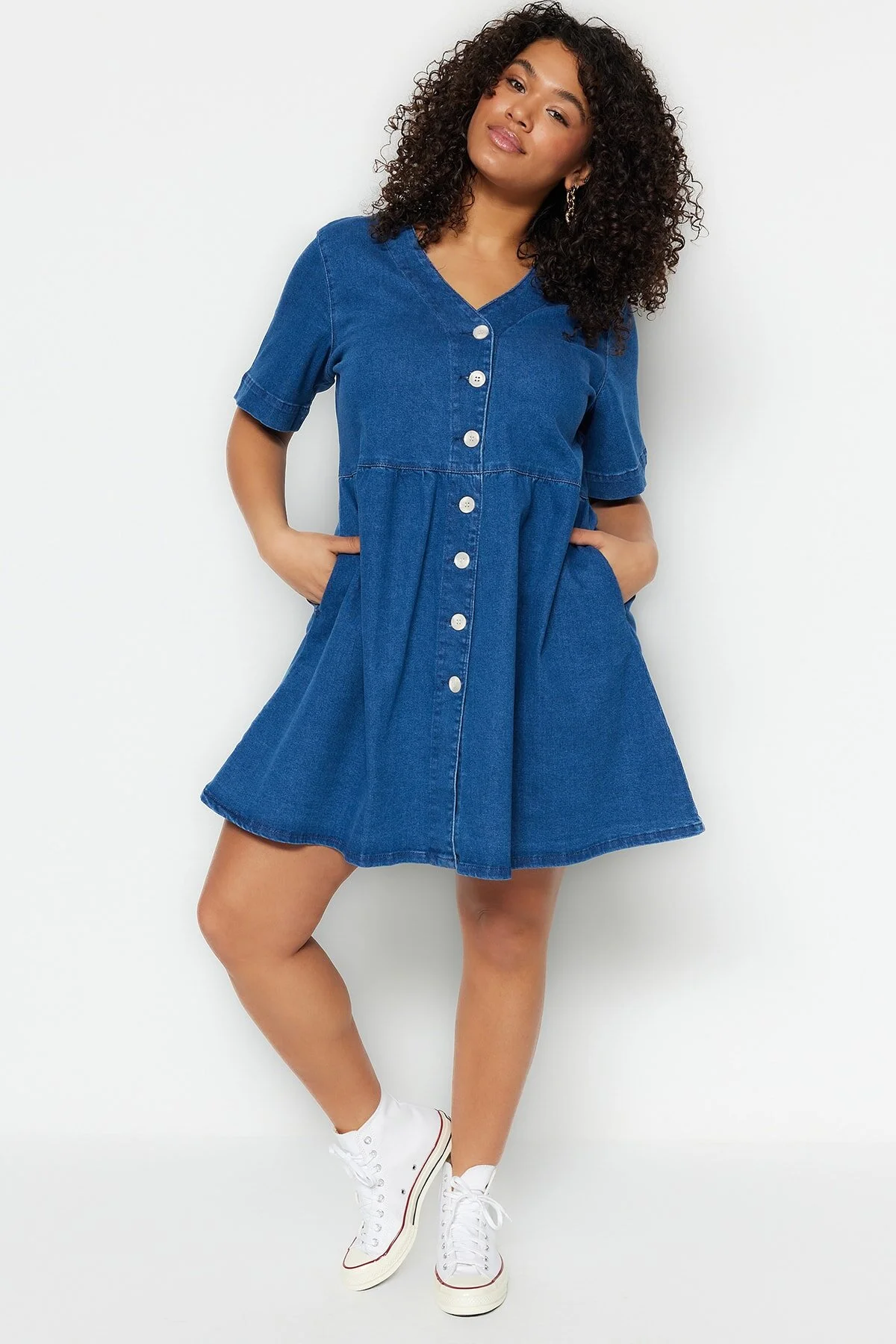 Trendyol Curve  Blaues Jeanskleid mit Taillenöffnung/Skater-V-Ausschnitt TBBSS23AH00078