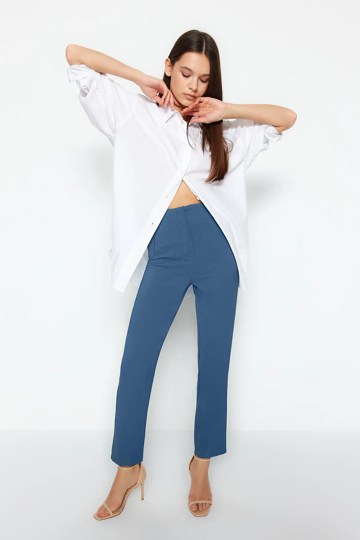 Trendyol Collection  Indigofarbene, knöchellange, gewebte Hose mit Pfeilmuster und hoher Taille TWOSS20PL0515