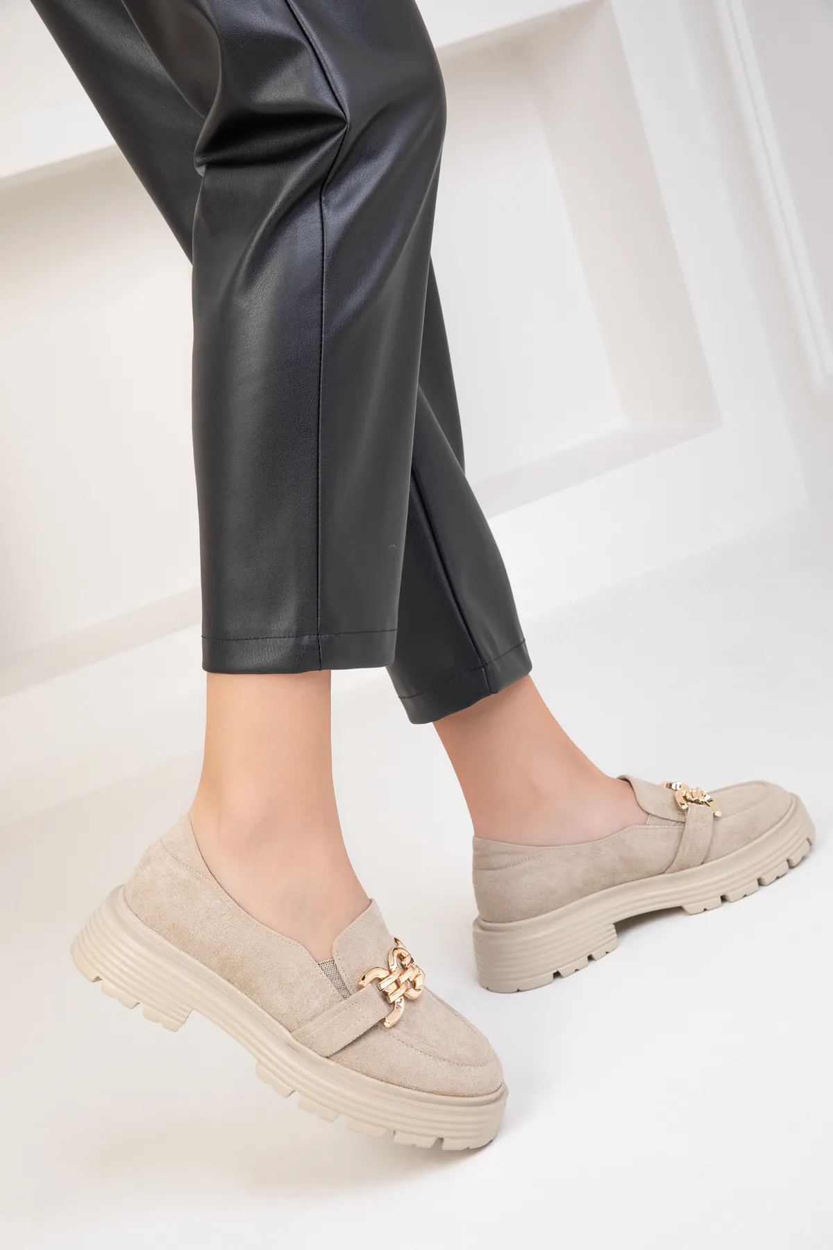 SOHO  Freizeitschuhe für Damen aus Wildleder 18738