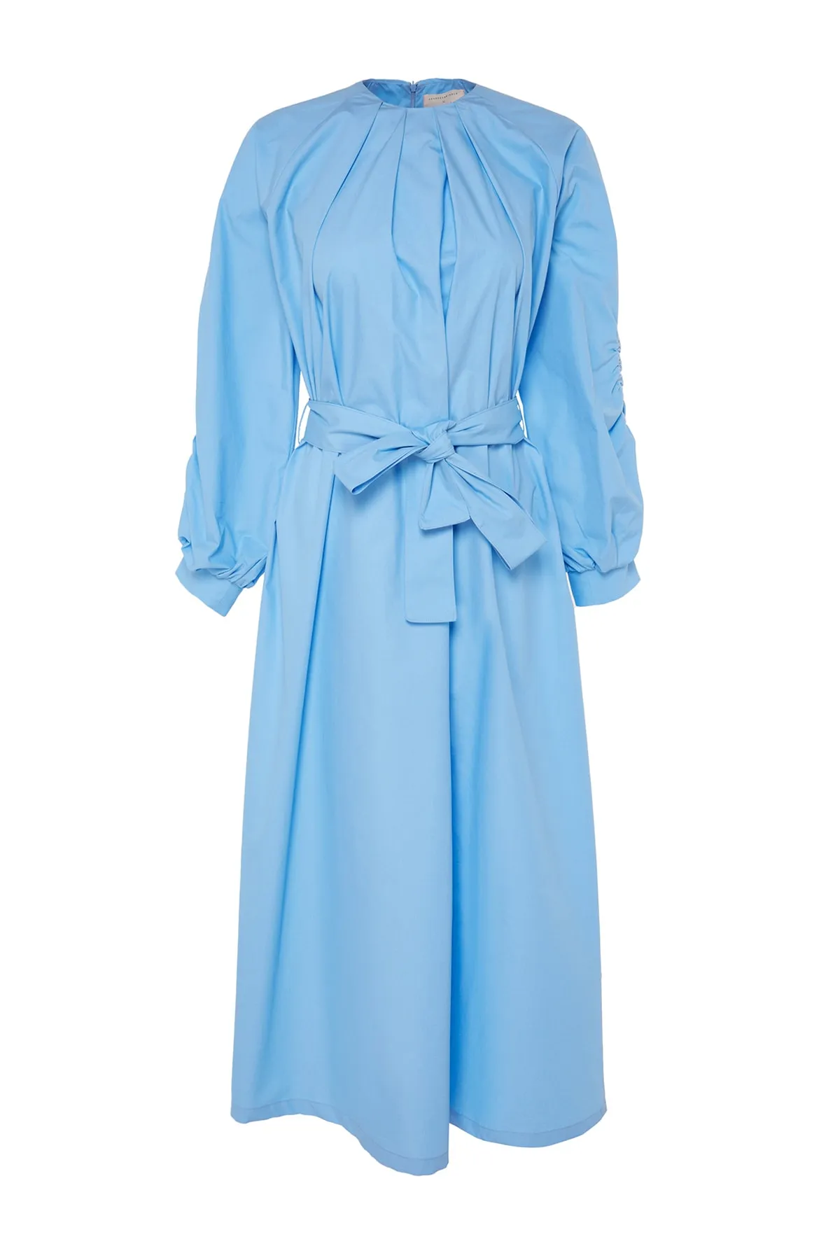 Trendyol Modest  X Kevser Sarıoglu Blaues gewebtes Kleid mit Gürtelkragen, Faltendetails an den Ärmeln und gerafften Ärmeln TCLSS23EB00010