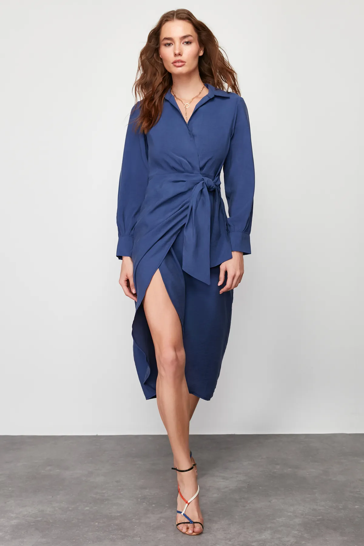 Trendyol Collection  Indigofarbenes, zweireihiges Midi-Webkleid TWOSS24EL00521