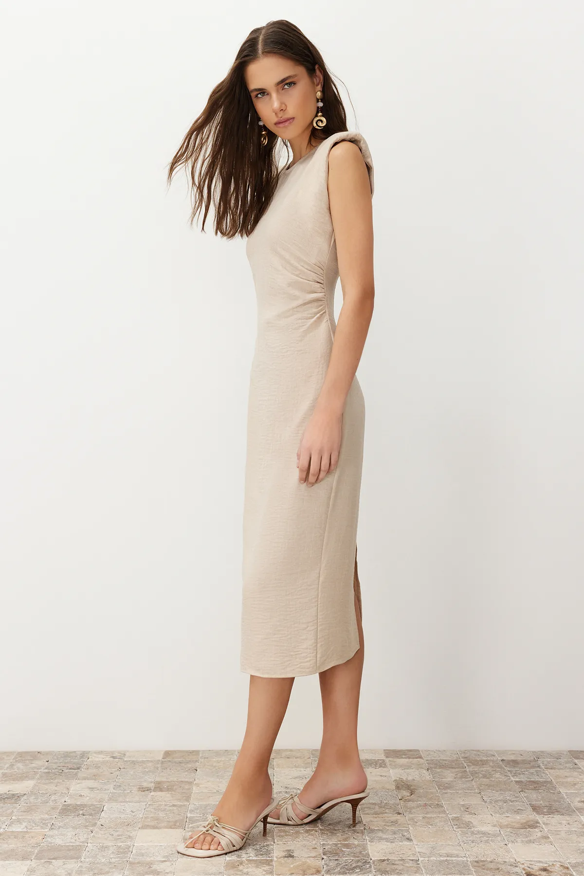 Trendyol Collection  Gewebtes Midikleid in Nerzfarbe TWOSS24EL00619