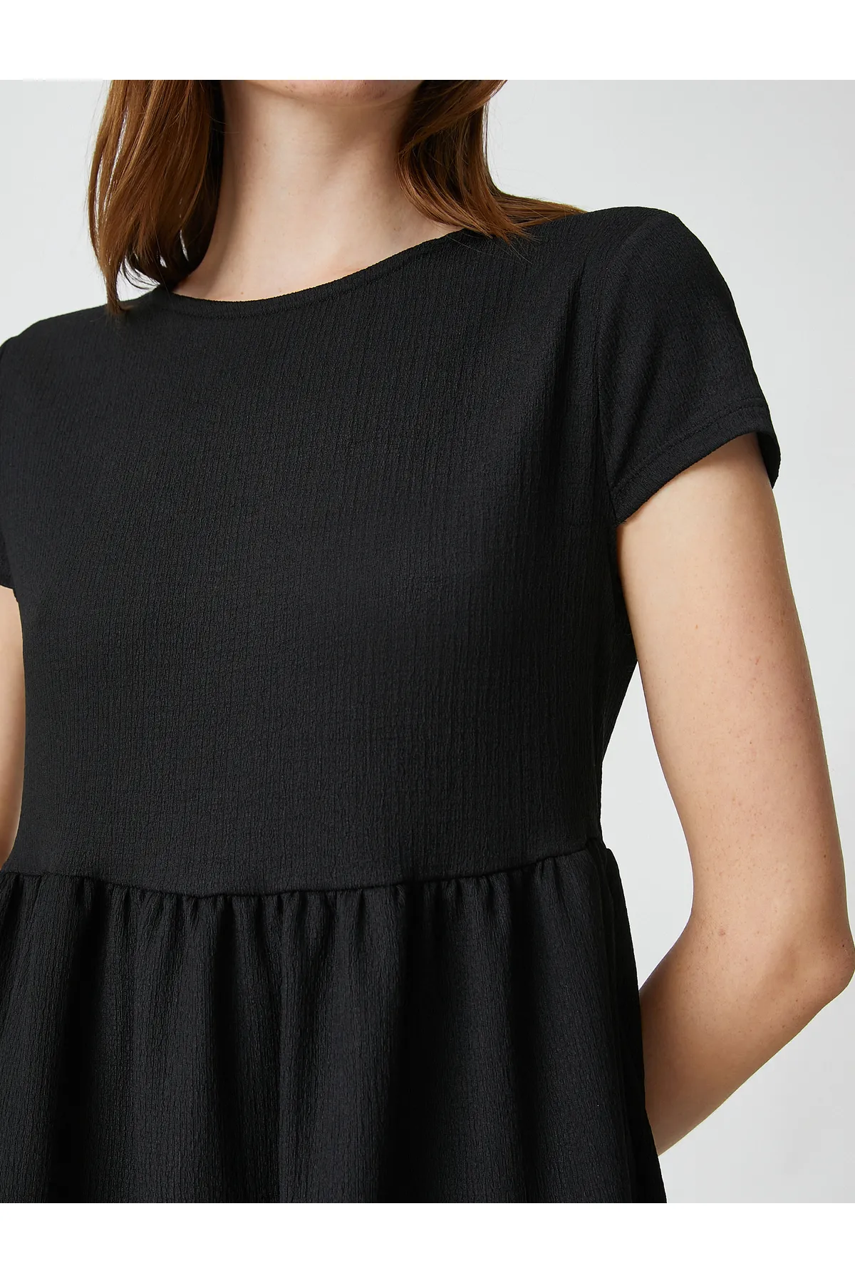 Koton  Gestuftes Minikleid mit Rückendetail und kurzen Ärmeln