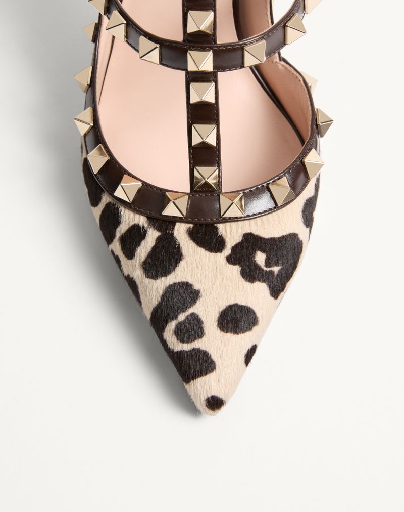 Sapatos de salto alto com tiras em couro de bezerro com efeito de pele de pônei e tachas Rockstud de 100 mm