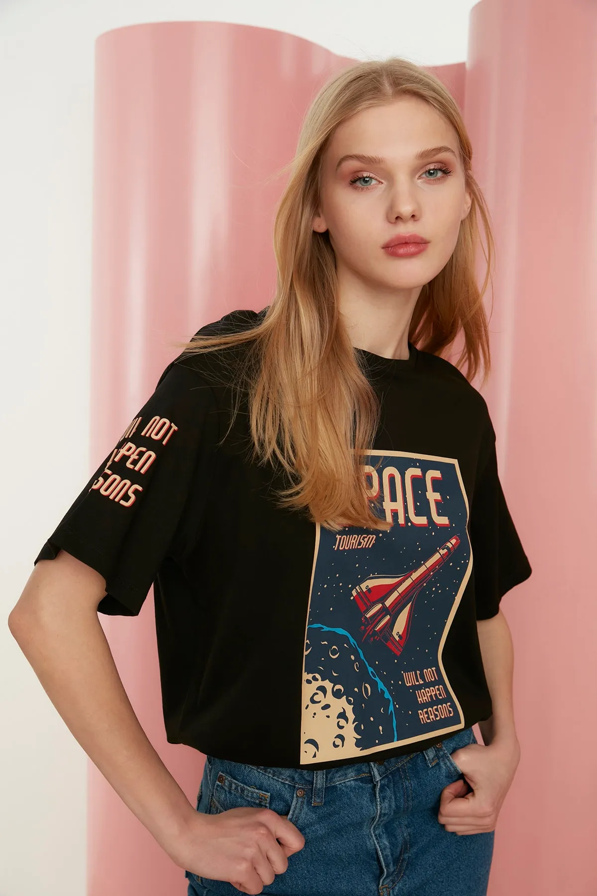 Trendyol Collection  Schwarzes Strick-T-Shirt mit Rundhalsausschnitt und Weltraum-Print aus 100 % Baumwolle im Boyfriend-Stil TWOSS21TS3663