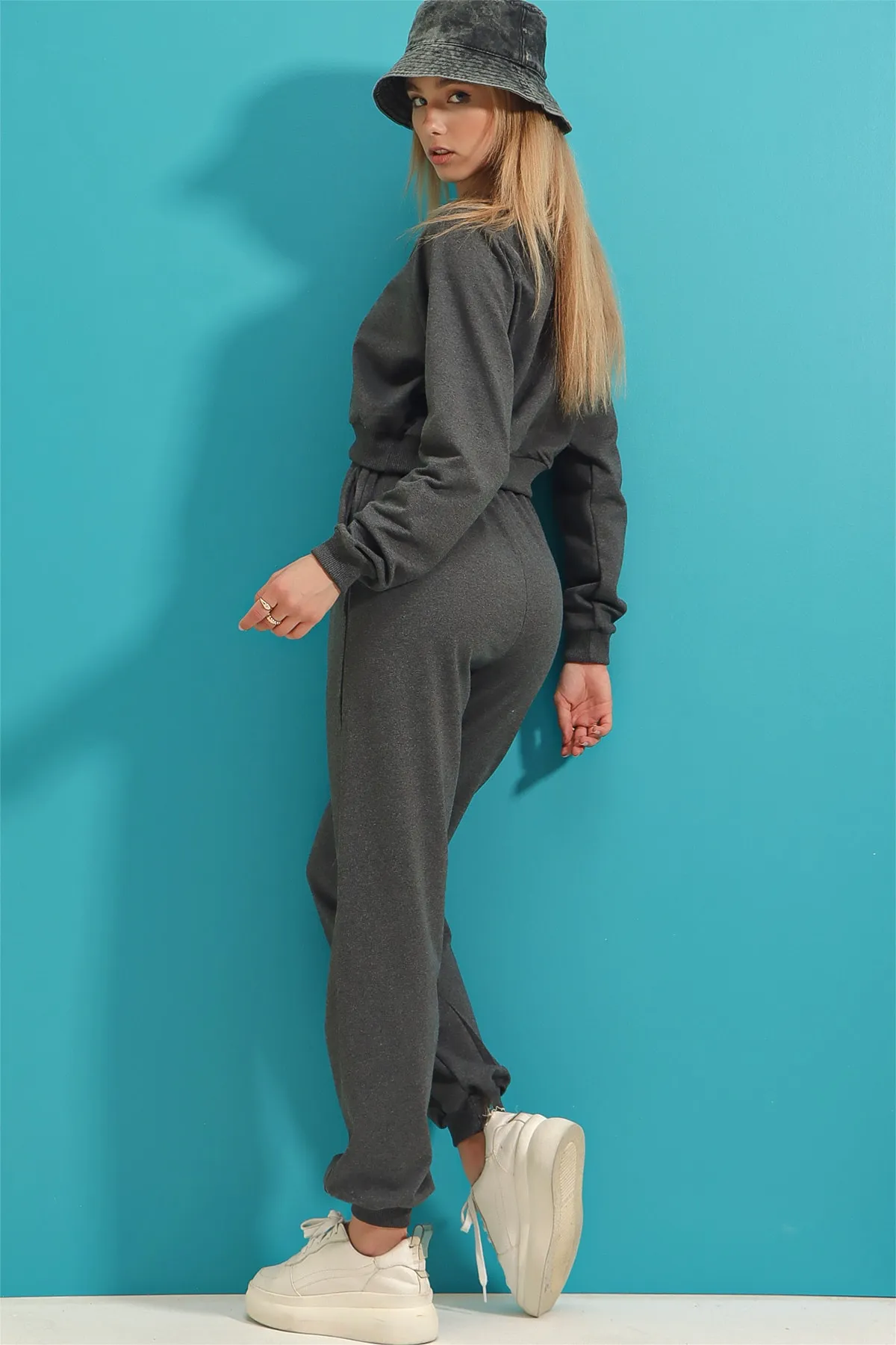 Trend Alaçatı Stili  Anthrazitfarbener, weich strukturierter Badeanzug mit Aufdruck für Damen ALC-X5982