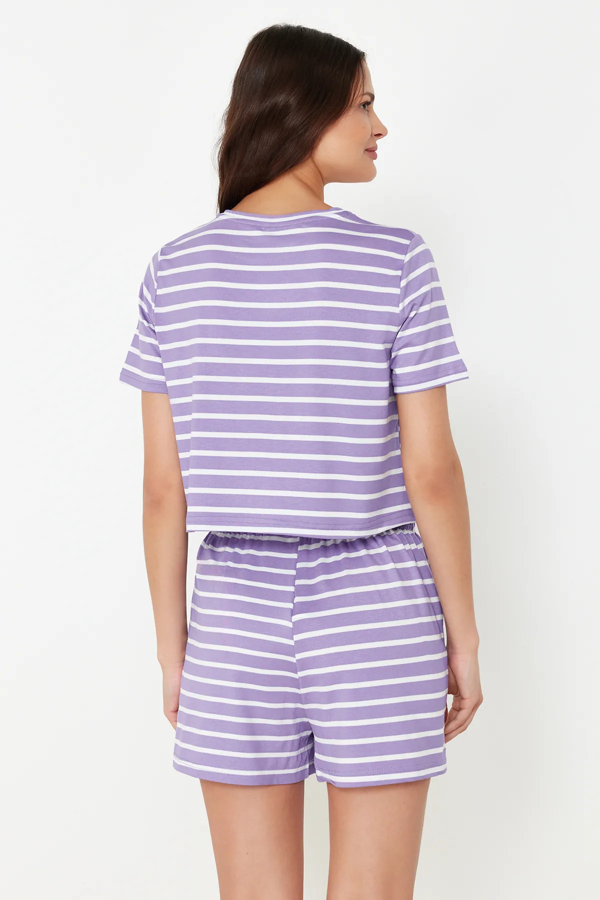 Trendyol Collection  Lilafarbenes Pyjama-Set aus T-Shirt und Shorts mit Regenbogen-Print THMSS20PT0230