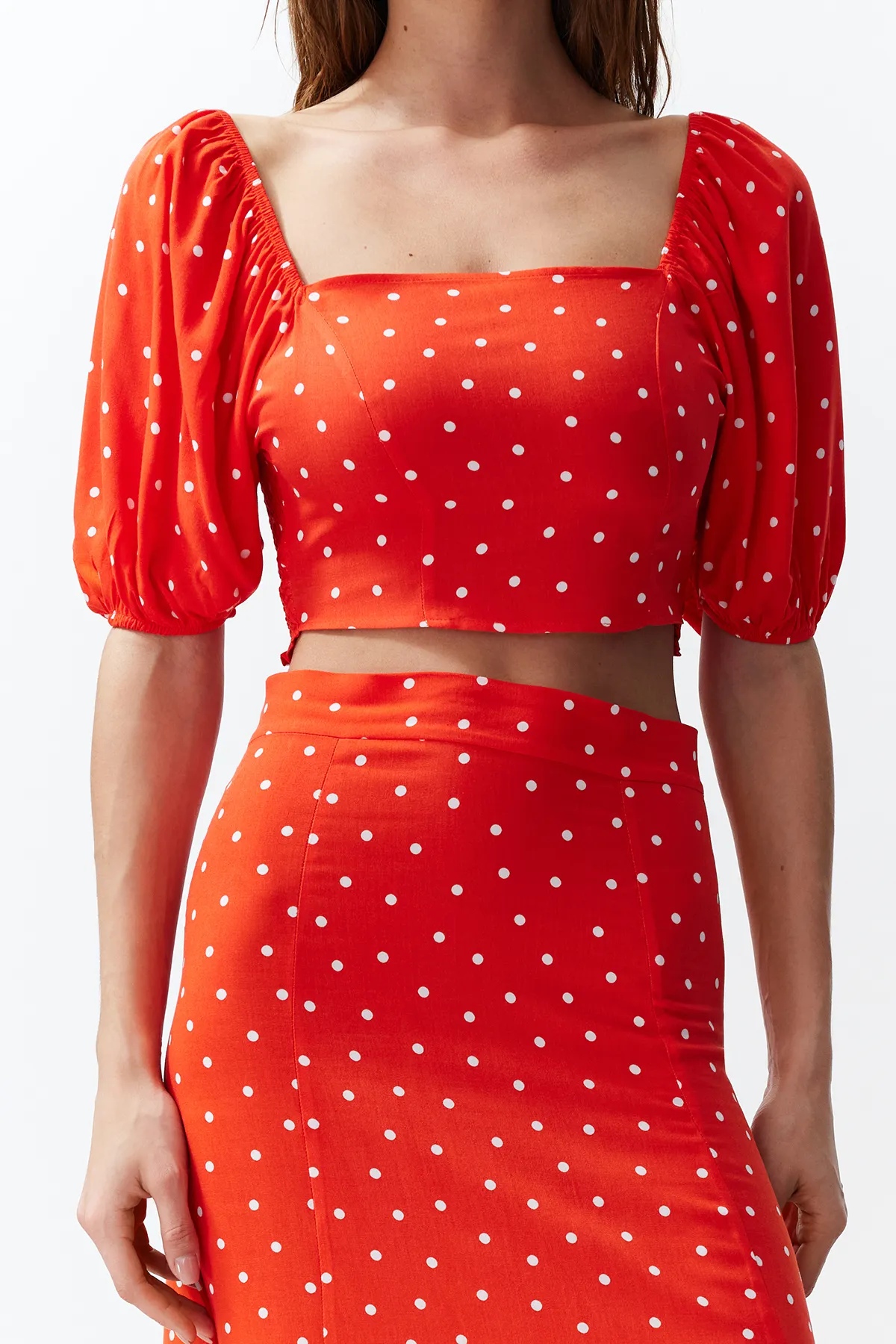 Trendyol Collection  Midi-Set aus Viskosegewebe mit gepunktetem Unterteil und Oberteil mit Fliesenschlitz TWOSS20AU0097