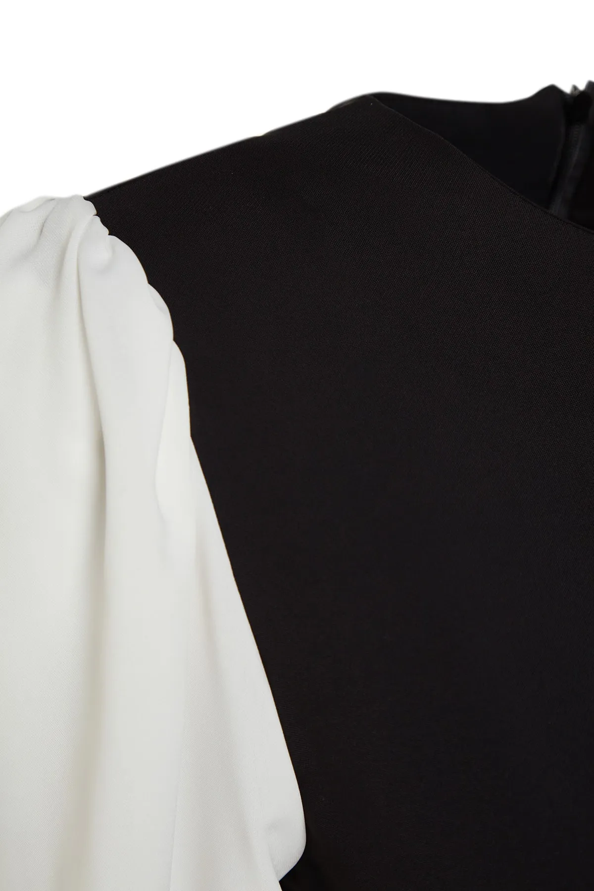 Trendyol Modest  Schwarzes Abendkleid mit Bindedetail am Rücken TCTSS23DB00036