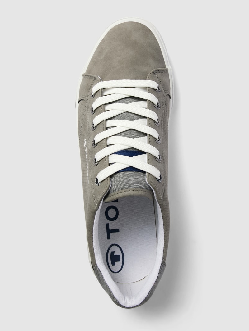 Sneaker mit Label-Details in hellgrau