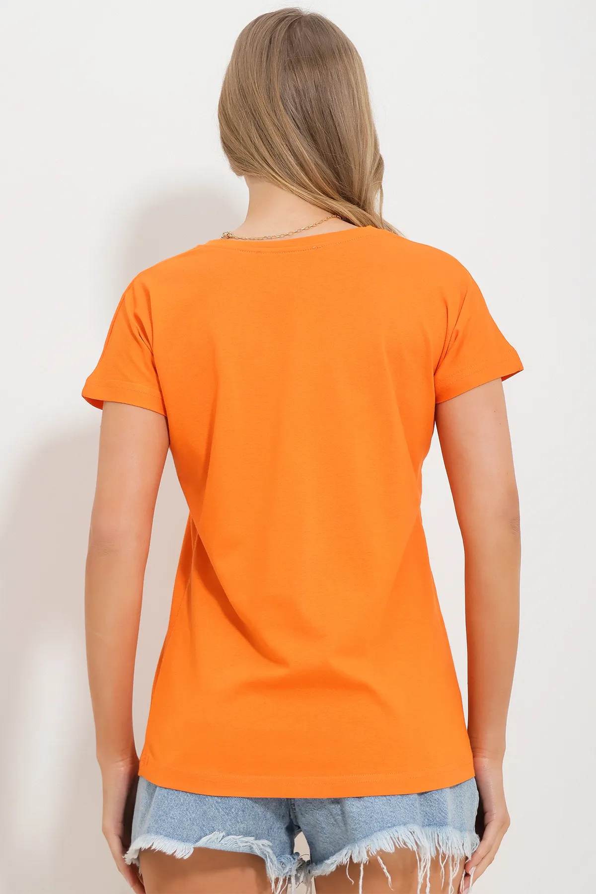 Trend Alaçatı Stili  Orangefarbene Basic-Bluse für Damen mit V-Ausschnitt ALC-1045-A