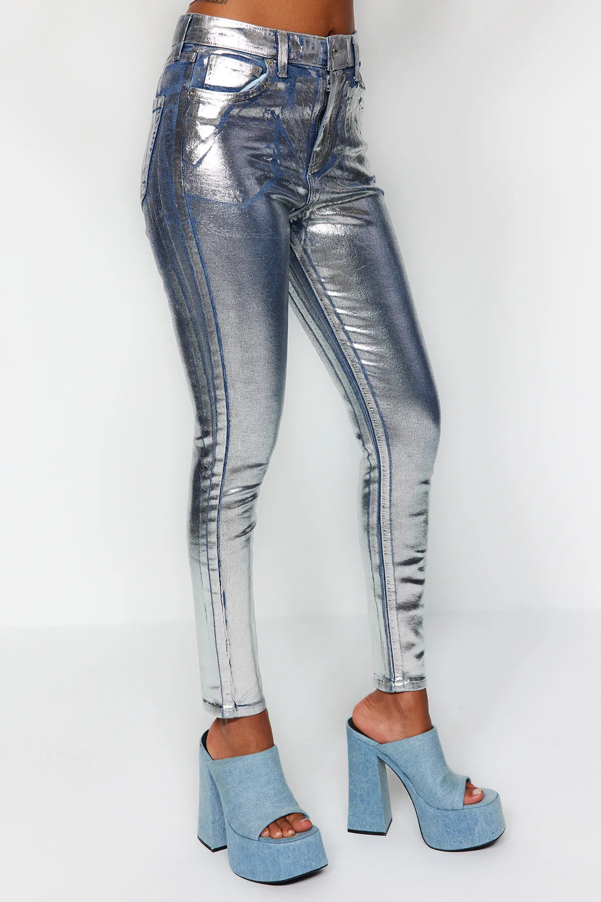 Trendyol Collection  Graue, glänzende, metallisch bedruckte Röhrenjeans mit hoher Taille TWOAW24JE00223