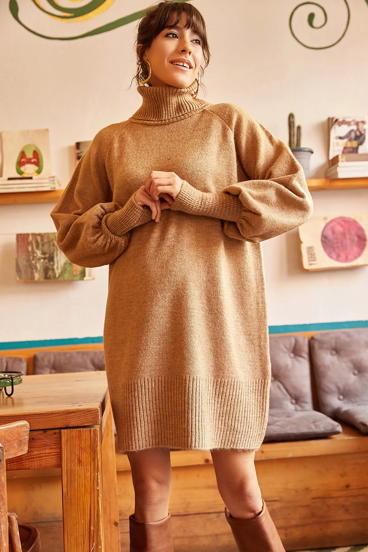 Olalook  Loses Strickkleid mit Rollkragen und Ballonärmeln für Damen in Milchkaffee ELB-19000867