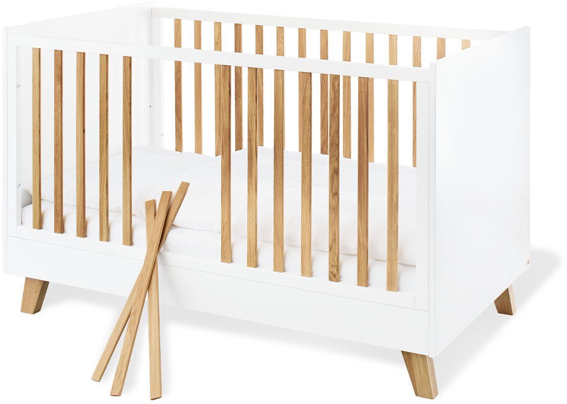 Pinolino® Babyzimmer-Komplettset Pan, (Set, 4-St., Kinderbett, Wickelkommode, Schrank, Wandregal), extrabreit; mit Kinderbett, Wickelkommode, Schrank und Wandregal