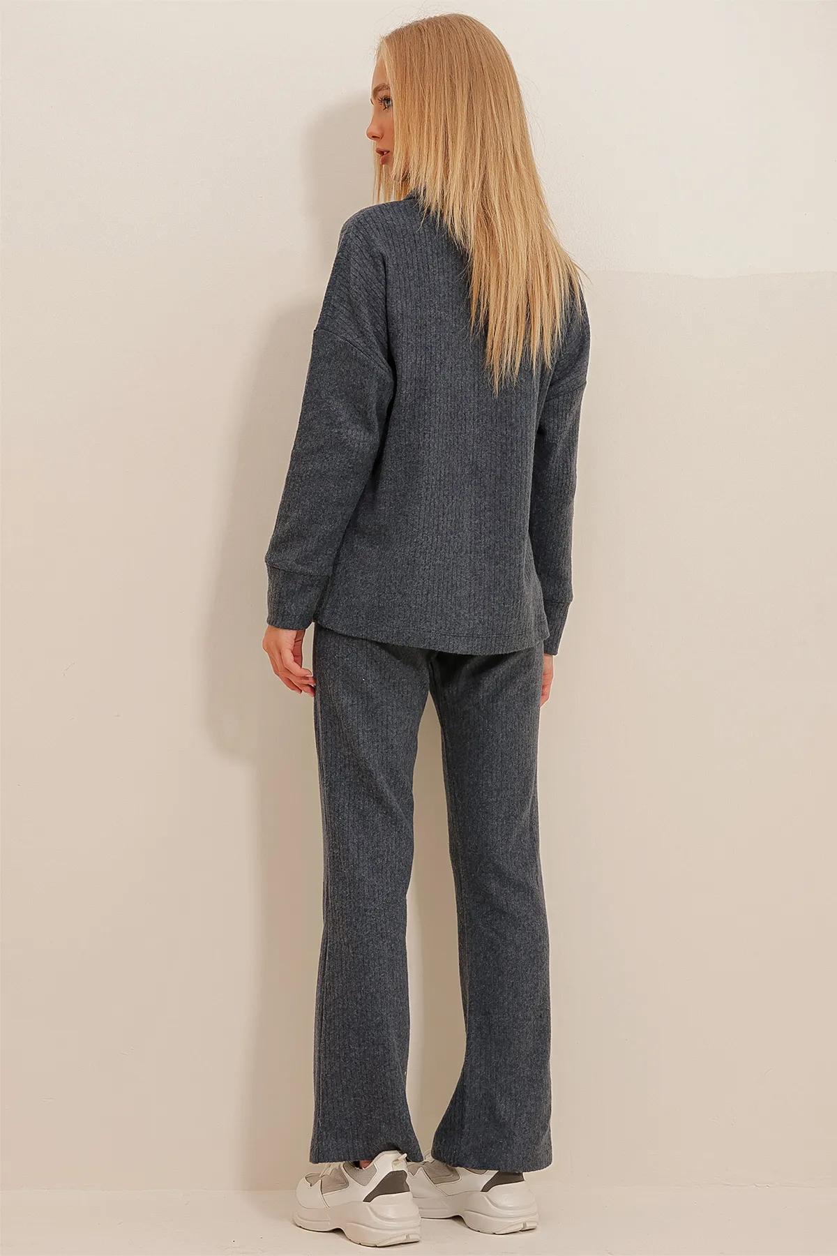 Trend Alaçatı Stili  Anthrazitfarbenes Damen-Set aus Strickoberteil mit Polokragen und Palazzohose ALC-796-001