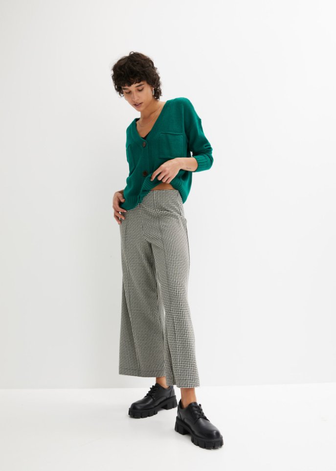 Verkürzte Strickjacke mit großen Taschen