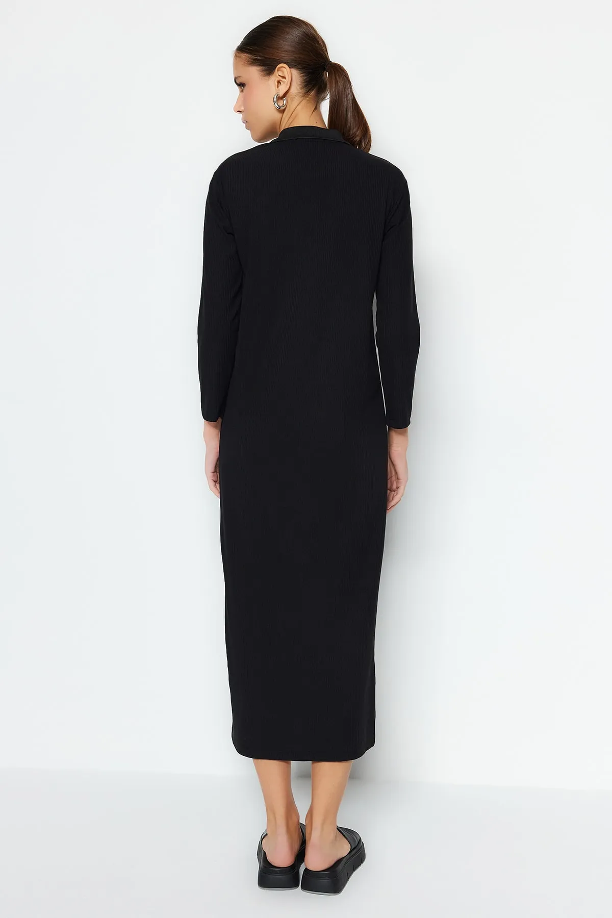 Trendyol Modest  Schwarzes geripptes Strickkleid mit Polokragen TCTSS23EB00246