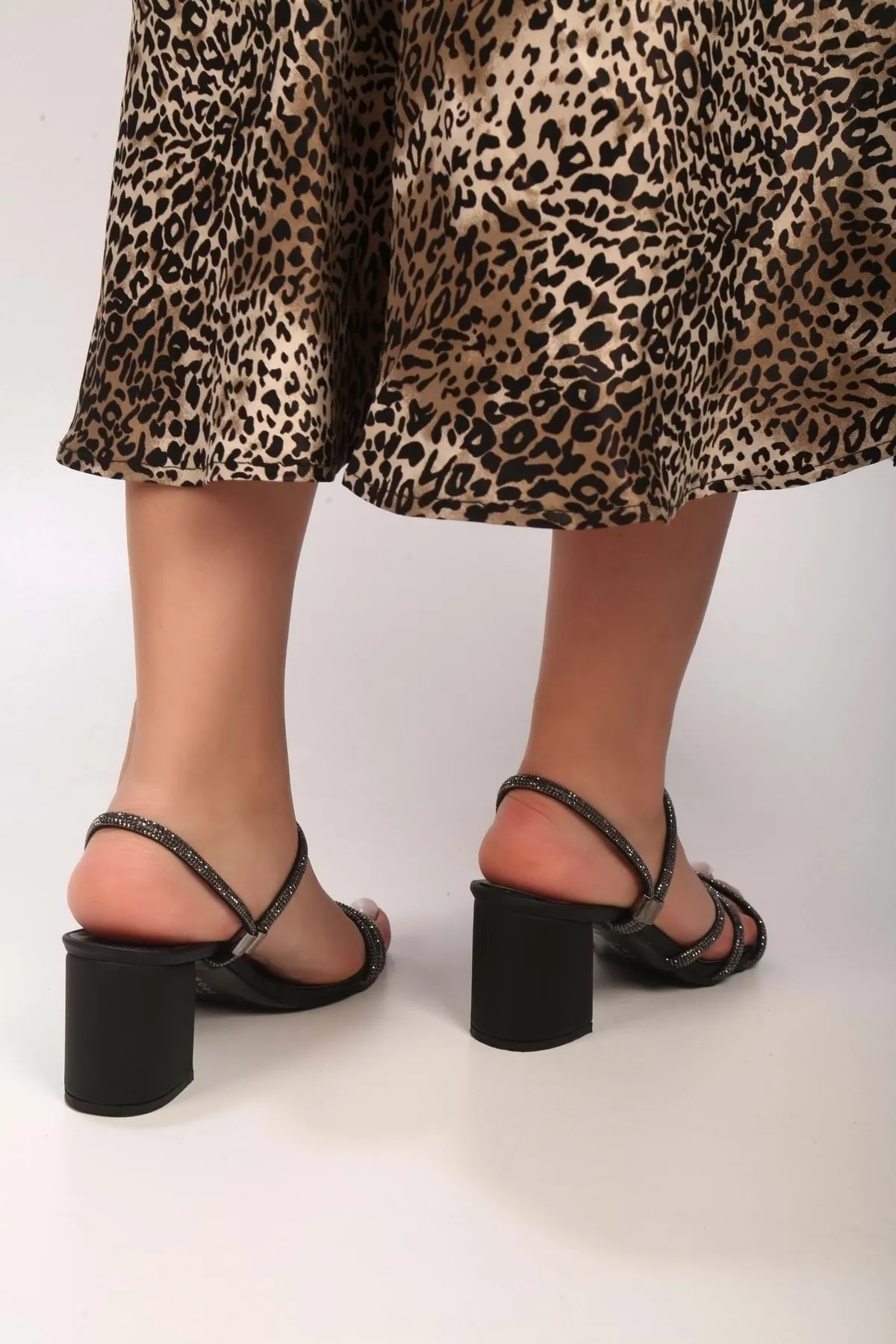 Shoeberry  Schwarze Poas-Hausschuhe und -Schuhe aus Satin mit Steinabsatz für Damen
