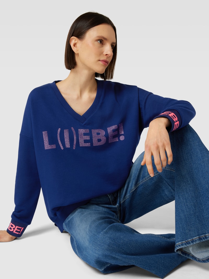 Sweatshirt mit Strasssteinbesatz Modell 'L(I)EBE!' in marineblau