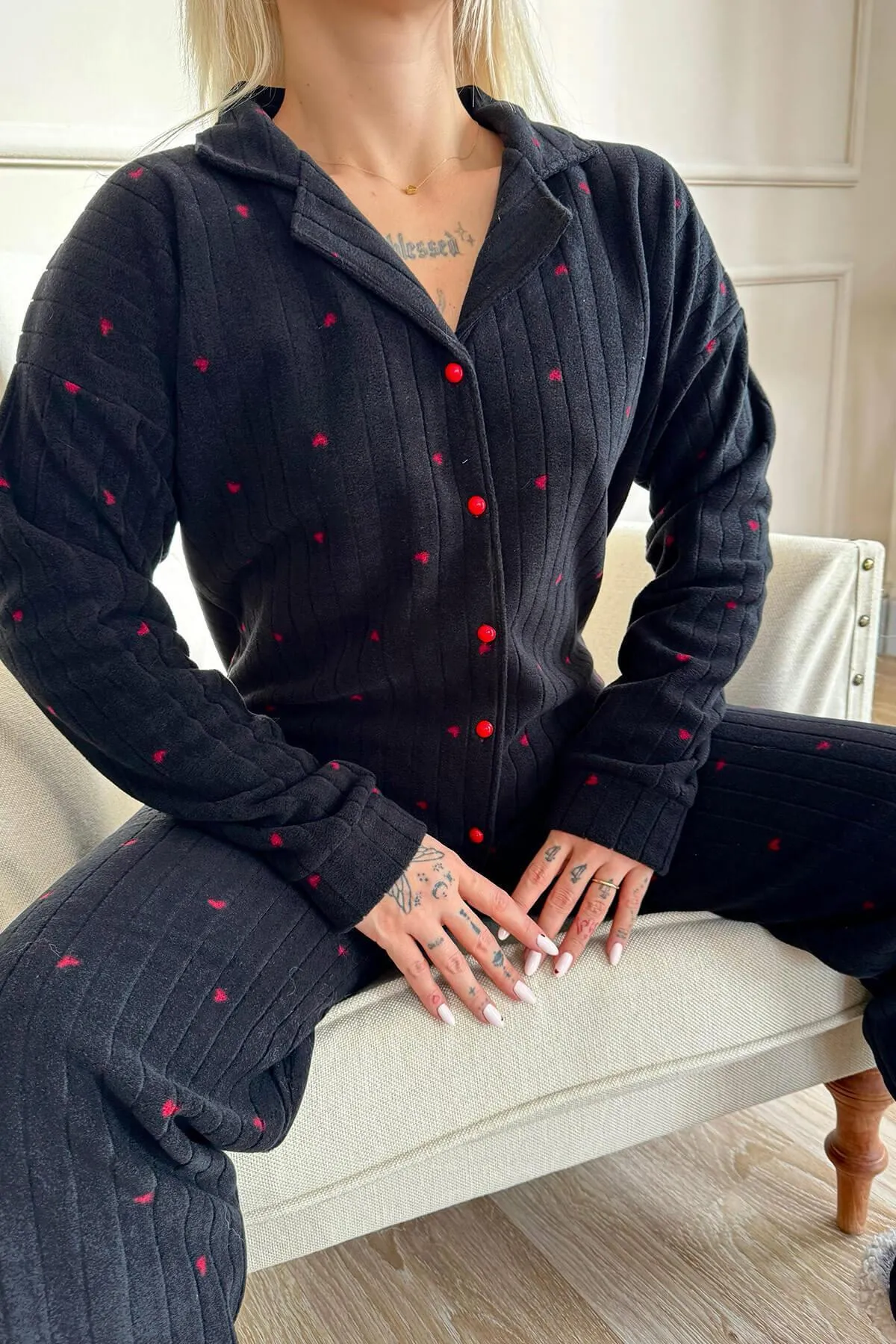 Pijamaevi  Schwarzes Pyjama-Set aus Plüschfleece mit Jantung-Muster und Knopfleiste vorn