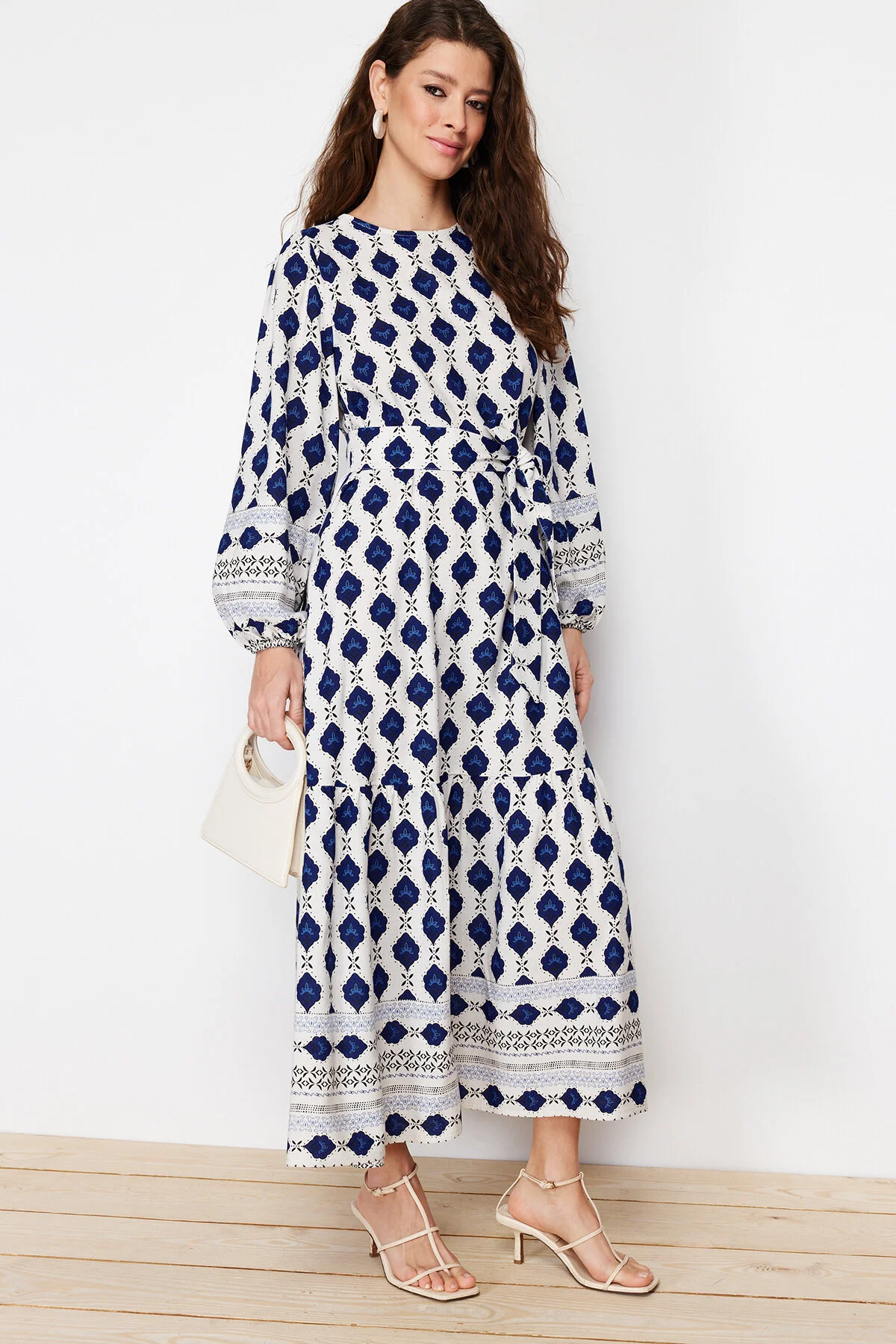 Trendyol Modest  Marineblaues, gewebtes Kleid in Leinenoptik mit ethnischem Muster TCTSS24EB00062