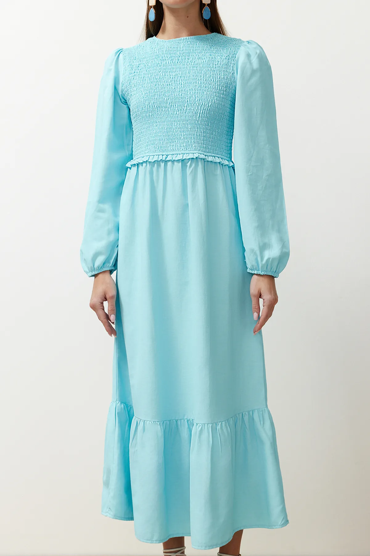 Trendyol Modest  Türkisfarbenes, gewebtes Kleid mit Rundhalsausschnitt und Gipe-Detail TCTAW22EB0109