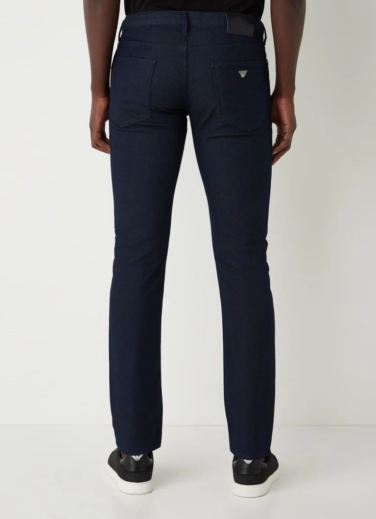 Calça jeans Emporio Armani Slim fit com micro design e elasticidade.