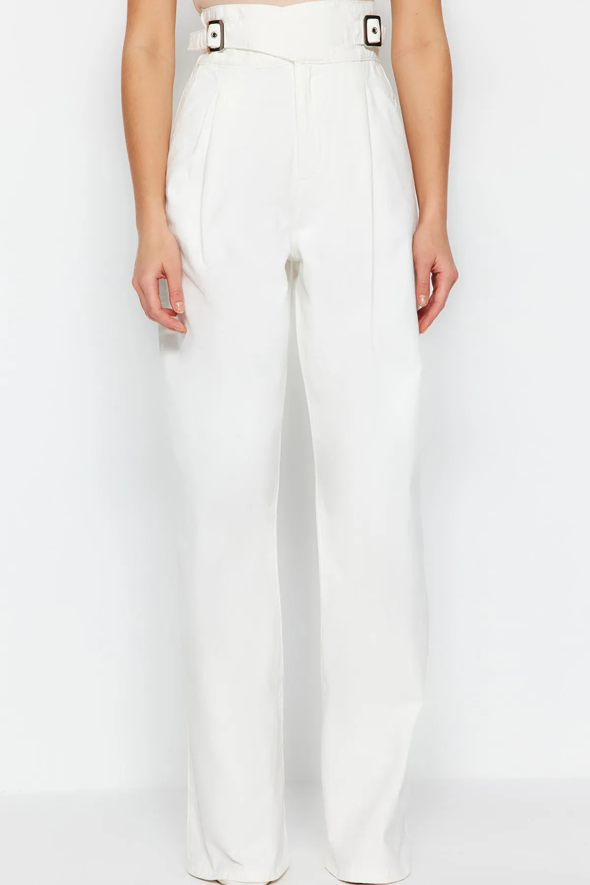 Trendyol Collection  Weiße Jeans mit hoher Taille und weitem Bein und Accessoire-Detail TWOSS23JE00280