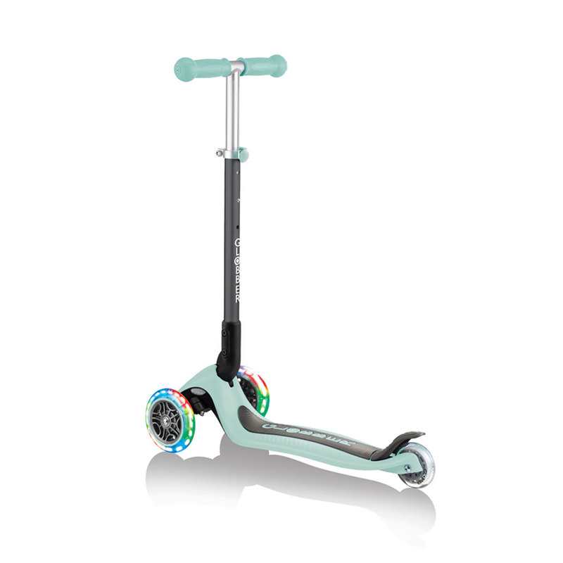 Trottinette 3 roues vert pastel roues lumineuses Globber