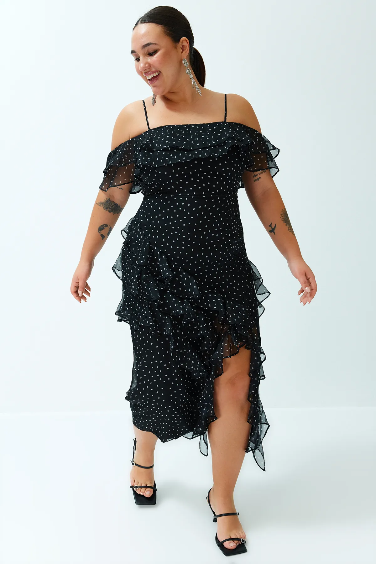 Trendyol Curve  Schwarzes gepunktetes Maxi-Gewebekleid TBBSS24AH00018