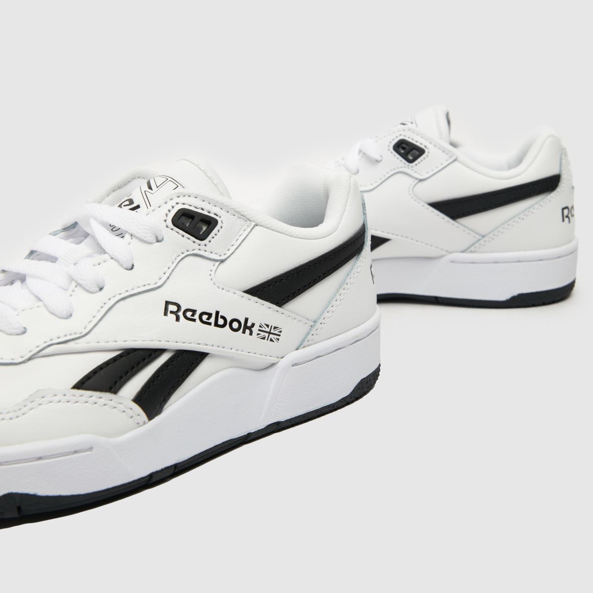 Reebok vita och svarta bb 4000 ii juniorträningsskor