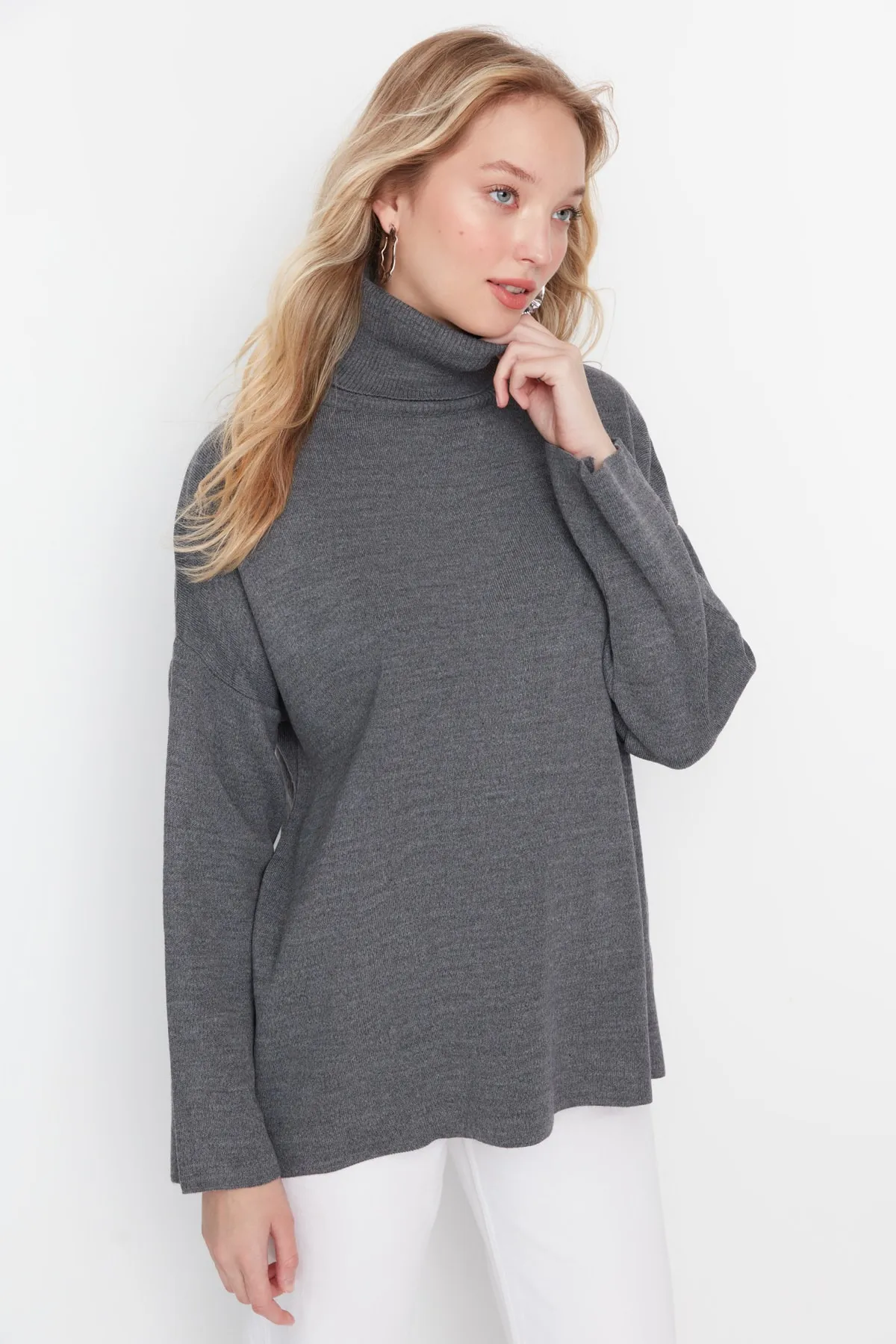 Trendyol Collection  Grauer Basic-Strickpullover mit weiter Passform TWOAW23KZ00206