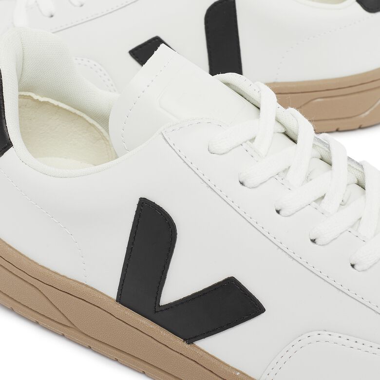 Veja V-12 extra-white black dune