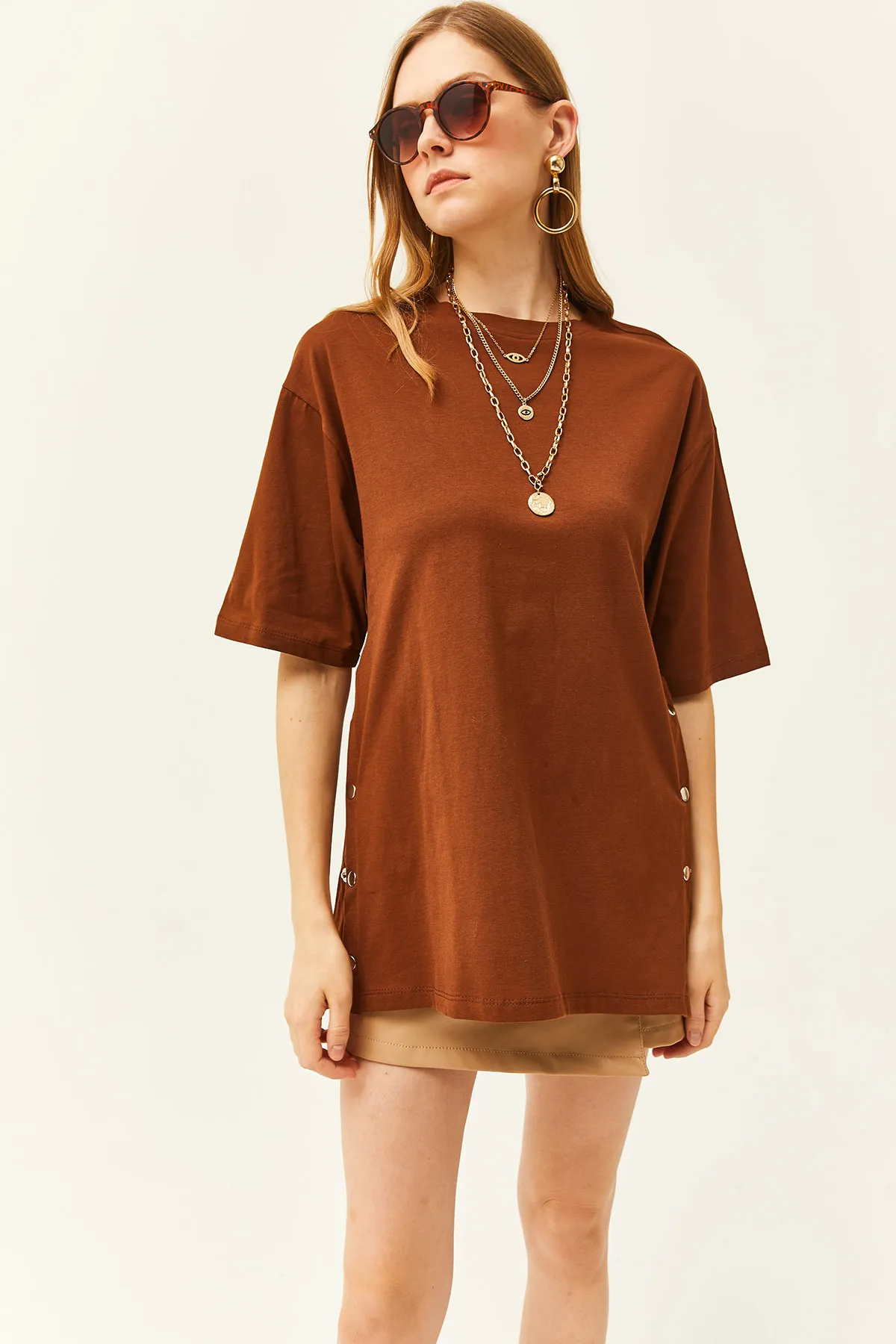 Olalook  Braunes, seitlich geknöpftes Damen-T-Shirt aus Baumwolle TSH-19000762