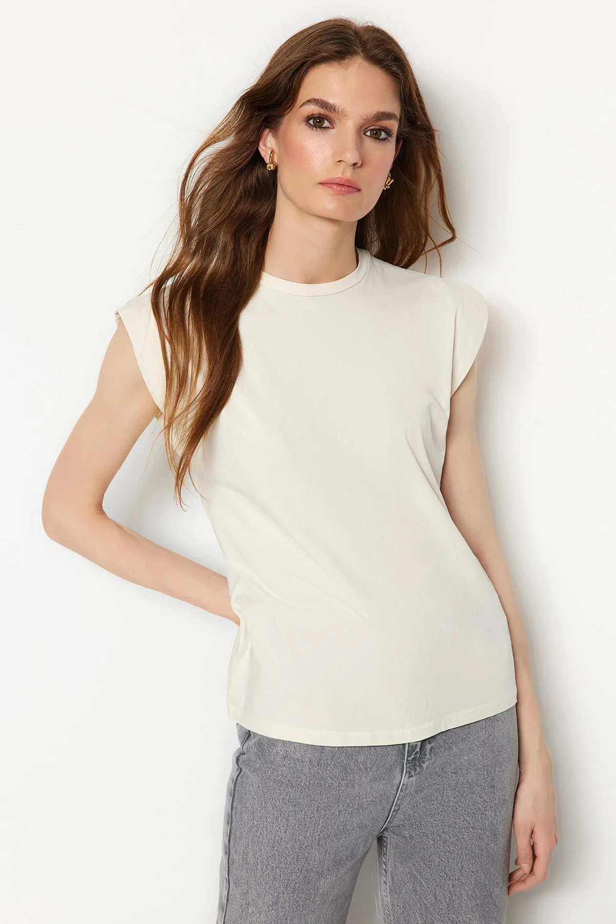 Trendyol Collection  Beigefarbenes Basic-Strick-T-Shirt mit Rundhalsausschnitt aus 100 % Baumwollwatte TWOSS20TS0021