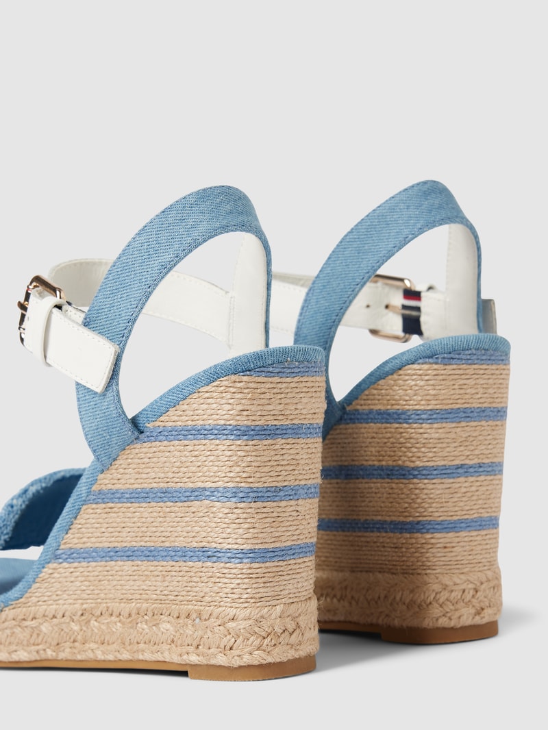 Wedges mit Label-Detail in jeans